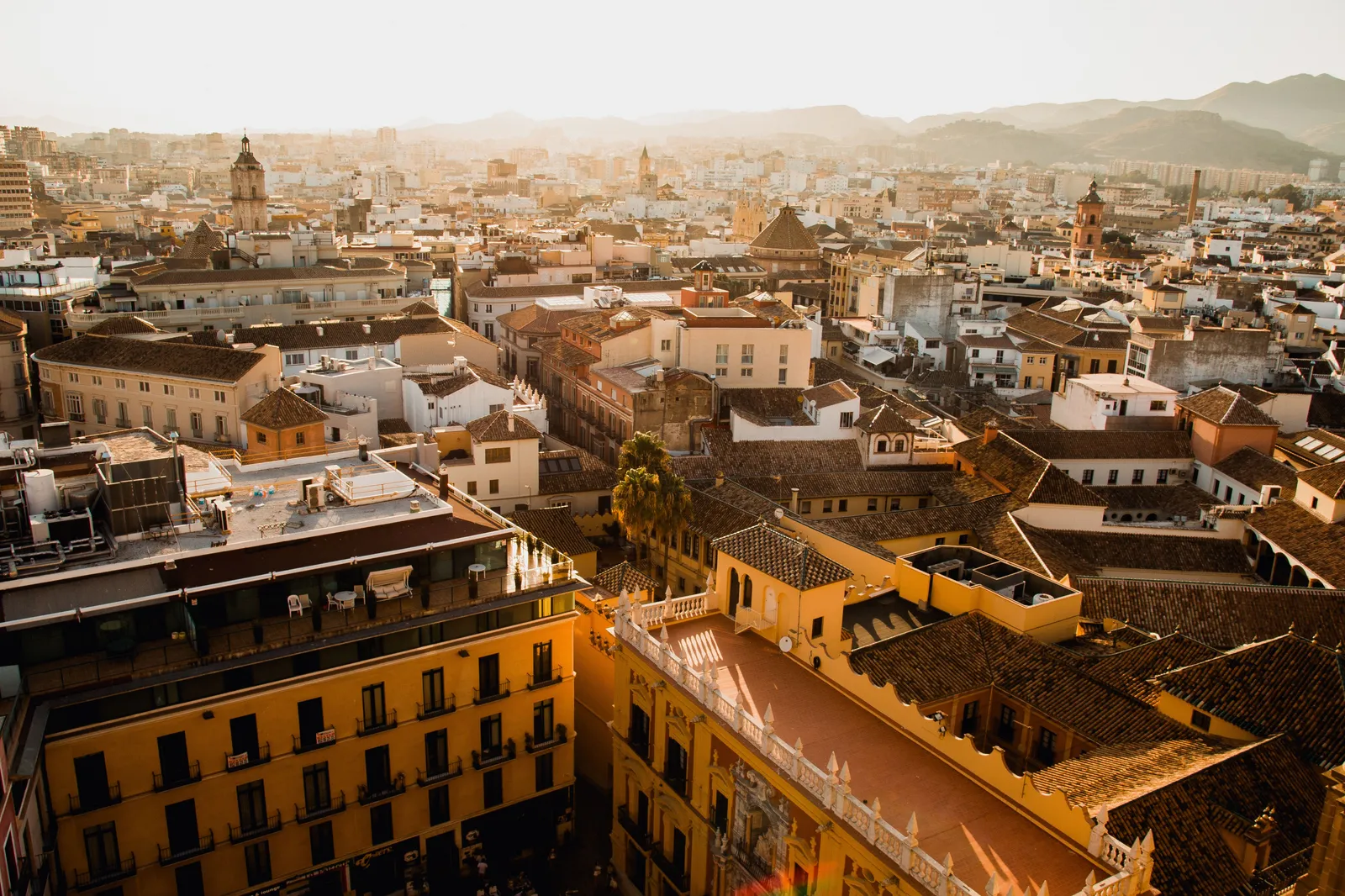 Interior luminoso de una vivienda en España